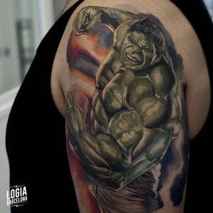 tatuaje_brazo_hulk_logiabarcelona_mario_guerrero 